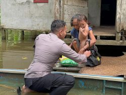 Polsek Nanga Mahap Salurkan Bantuan Sosial kepada Warga Terdampak Banjir di Desa Tembesuk