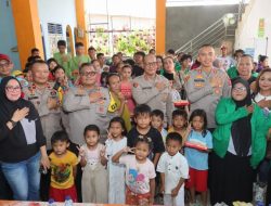 Jumat Berkah di Koja, 3 Kapolres Utara Jakarta Bagikan Ratusan Bungkus Nasi ke Warga