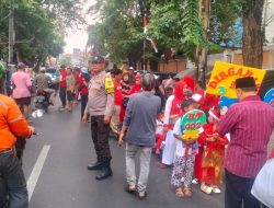Bhabinkamtibmas Kelurahan Johar Baru, Melakukan Pengamanan dan Monitoring Karnaval Warga RW 07 Johar Baru Menyambut HUT RI Ke 79