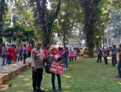 Imbauan Humanis Aipda Mulyanto Saat Mengawal Massa Aksi di Dalam Taman Suropati