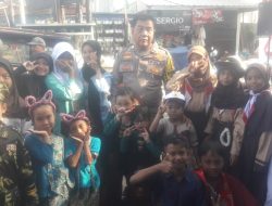 Polisi Sahabat Anak, Aiptu Fahri Melakukan Pengamanan Pawai Perayaan HUT RI Ke-79 Sekaligus Pendekatan Dengan Anak-Anak