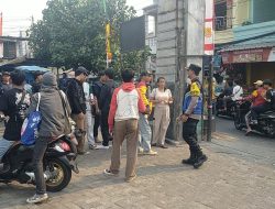 Patroli Wilayah Anggota Bhabinkamtibmas Polsek Johar Baru Berikan Imbauan Dam Membubarkan Anak-anak Remaja yang Kumpul-kumpul.