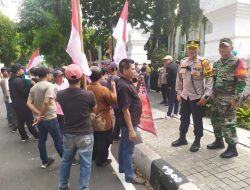 Kapolsek Johar Baru bersama Tiga Pilar dan Pamdal Mengamankan Jalannya Aksi Unras Depan Gedung BPOM RI Jakarta.