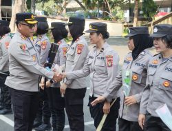 Kapolres Metro Jakut Pimpin Apel dalam Rangka HUT Polwan Ke-76 TH dan Polwan Polres Metro Jakarta Utara Bagikan Bunga kepada Masyarakat yang Melintas