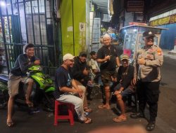 Anggota Patroli Polsek Johar Baru Bripda Adi Sumarmo Patroli Dialogis Dini Hari Berikan Imbauan Kepada Anak-anak Remaja  Jakarta Pusat