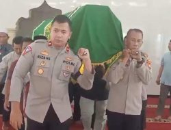 Momen Kompol Reza Hafiz Gumilang Bopong Keranda Jenazah Warganya