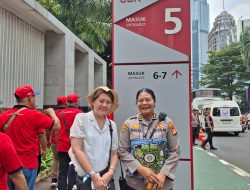 AKBP Rosiana Bantu Warga Yang Akan Melaksanakan Misa Apostolik di GBK Dengan Membawa Lay Out (Peta)