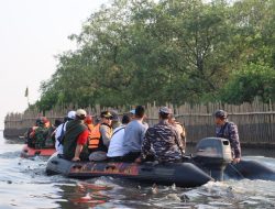 Acara pekan gerebek sampah & tanam pohon di area hutan mangrove Kaliadem Pelabuhan Muara Angke.
