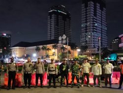 Unit Patroli Samapta Gambir Bersama Tiga Pilar Kecamatan Gambir Alihkan Arus Lalu lintas Di Patung Kuda Monas