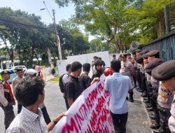 Kanit Samapta Polsek Metro Gambir Kawal Aksi Unjuk Rasa Di Graha Pertamina