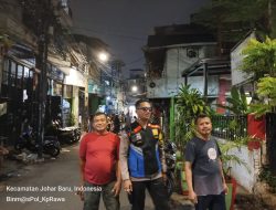 Monitoring Bubaran Nobar Warga RW 02 dan RW 03, Bhabinkamtibmas Kelurahan Kampung Rawa Bersama Ketua RW