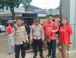 Bhabinkamtibmas Kramat Monitoring Kegiatan Pembagian Makan Gratis