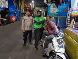Panit 1 Polsek Johar Baru Sambangi Pengemudi Ojol Dan Berikan Imbauan Kamtibmas Di Jalan Kramat Jaya Baru