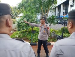 Kapolsubsek Pasar Baru Pimpin Apel Pengamanan Di Posko Mantap Praja 2024 KPU Kota Sawah Besar Jakarta Pusat