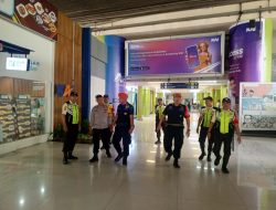 Jaga Keamanan Stasiun Gambir, Anggota Polsubsektor Monas Timur Patroli Berjalan Kaki D Sekitar Stasiun Gambir