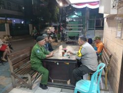 Patroli Malam Bhabinkamtibmas Kelurahan Karang Anyar Melakukan Sambang Di Satkamling RW. 010
