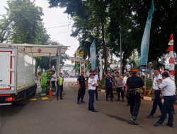 Jaga Keamanan Stasiun Gambir, Anggota Polsubsektor Monas Timur Patroli Berjalan Kaki di Sekitar Stasiun Gambir