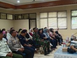 Rapat Sosialisasi Perekrutan Pengawas Tempat Pemungutan Suara Di Kelurahan Cempaka Putih Timur Menjelang Pilkada DKI Jakarta