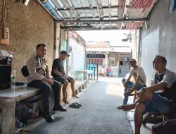 Jelang Pilkada Bhabinkamtibmas Kelurahan Gunung Sahari Utara Sambang Di Pemukiman Warga