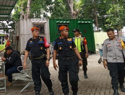 Jaga Keamanan Stasiun, Anggota Polsubsektor Monas Timur Patroli Berjalan Kaki Di Sekitar Stasiun Gambir Cegah Kriminalitas