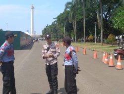 Anggota Polsubsektor Merdeka Barat Monitoring Pengunjung Panggung Rakyat Di Monas Cegah Tindak Kriminalitas