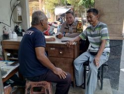 Bhabinkamtibmas Kelurahan Karang Anyar Sambangi Tokoh Masyarakat dalam Rangka Pilkada Serentak 2024