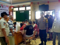 Bhabinkamtibmas Bersama Satpol. PP Monitoring Pendistribusian Beras Dari Bulog Untuk Warga Kurang Mampu Wilayah Kelurahan Galur