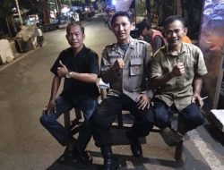 Patroli Wilayah Dini Hari Anggota Binmas Polsek Johar Baru Sambang Ke Pos Kamling