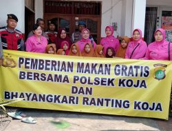 Wakapolsek Koja bersama Panit Binmas Polsek Koja Bagikan Nasi Kotak Gratis ke Yayasan di Wilayah Koja