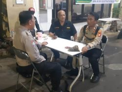 Sambangi Petugas Pos Kamling Bhabinkamtibmas dan Kapolsubsektor Tanah Tinggi Sampaikan Imbauan Untuk Tingkatkan Kewaspadaan