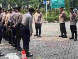 Memperkuat Sinergi Bhabinkamtibmas Kelurahan Gunung Sahari Selatan Membantu Kegiatan Karya Bakti TNI