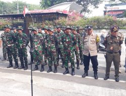 Memperkuat Sinergi Bhabinkamtibmas Kelurahan Gunung Sahari Selatan Membantu Kegiatan Karya Bakti TNI