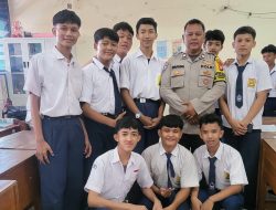 Bhabinkamtibmas Karang Anyar Tanamkan Semangat Cinta Tanah Air Kepada Pelajar Melalui Deklarasi Anti Tawuran