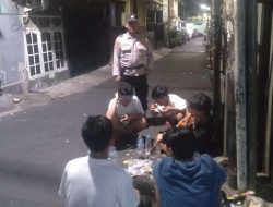 Patroli Jalan Kaki Antisipasi Tawuran, Kapolsubsektor Galur Bubarkan Anak-anak Remaja yang Nongkrong Tengah Malam