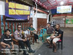 Patroli Malam hari Bhabinkamtibmas Kampung Rawa Sambangi Pos Satkamling RW.07