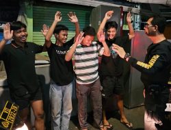 Antisipasi Tawuran Pagi Hari Kanit Reskrim Bersama Tiga Pilar Bubarkan Anak-anak Remaja Yang Nongkrong Tengah Malam