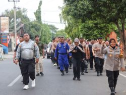 Polresta Cirebon Laksanakan Olahraga Sore Sambil Patroli Jalan Kaki.