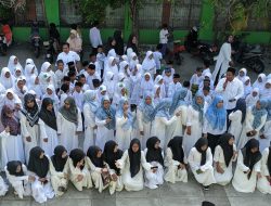 Meriah., MIN 17 Kepulauan Seribu melaksanakan Upacara dan Pawai keliling pulau memperingati hari Santri 22 Oktober 2024.