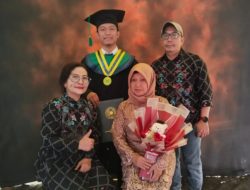 Pemilik Media Online Penuh Haru Hadiri Wisuda Anaknya