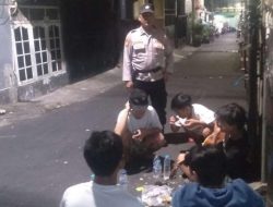 Anti Tawuran, Kapolsubsektor Galur Bubarkan Anak-anak Remaja Yang Nongkrong Tengah Malam
