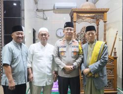 Sholat Subuh Berjamaah Kapolres Metro Jakut di Masjid Jami Al Mukarromah Pademangan