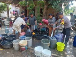 Polsek Gempol Distribusikan Bantuan Air Bersih di Desa Gempol