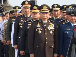 Upacara Tabur Bunga Dalam Rangka Memperingati Hari Pahlawan di Perairan Teluk Jakarta