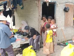 Bantu Pencegahan Penyakit Kaki Gajah, Babinsa Kuala Kencana Dampingi Petugas Kesehatan Pada Saat Survey dan Pengambilan Sampel Darah