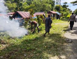 Babinsa Koramil 1710-03/Kuala Kencana Bersama Warga Bersihkan Tempat Pemakaman Umum