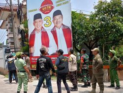 Polsek Rawa Lumbu Bersama 3 Pilar Tertibkan APK Jelang Masa Tenang Pilkada 2024