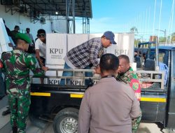 Pastikan Distribusi Logistik Pilkada Berjalan Lancar, Babinsa Jajaran Kodim 1710/Mimika Lakukan Pengawalan.