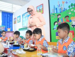 Danlanud Sultan Hasanuddin Didampingi Ketua Pia Ardya Garini Cabang 7/D.II Begikan Makan Sehat Bergizi Kepada Siswa TK Angkasa 1 Makassar