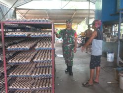 Komsos Bersama Pemilik Pabrik Rak Telur, Babinsa Timika Himbau Jaga Kebersihan