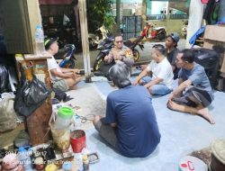 Ngobrol Santai Jelang Natal dan Tahun Baru Bhabinkamtibmas Kampung Rawa Imbauan Kamtibmas kepada Warga